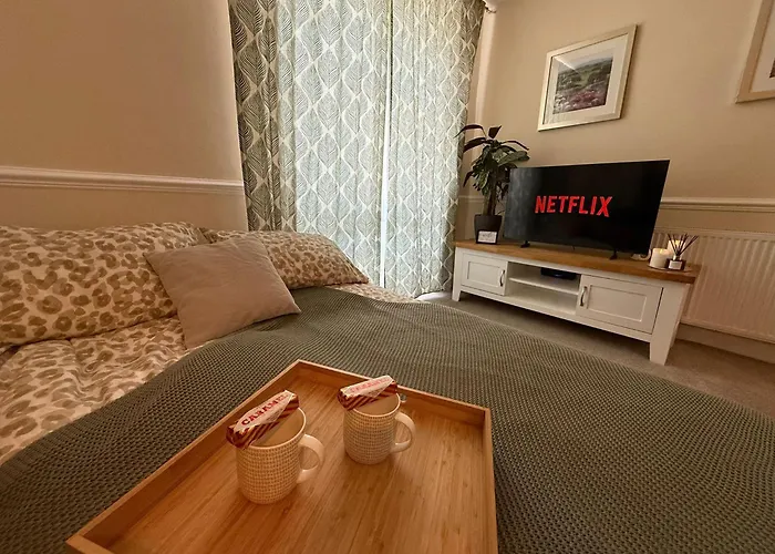 Stylish Leith Tram To Centre & Airport *