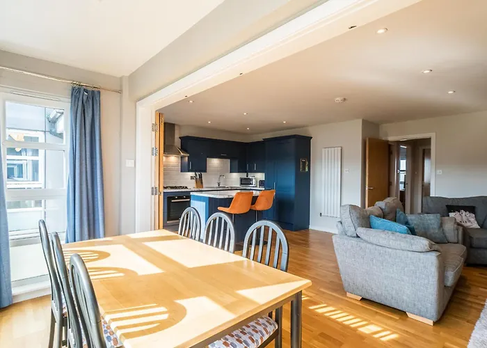 Bright Floor Haven Modern 2br In - Pass The Keys *