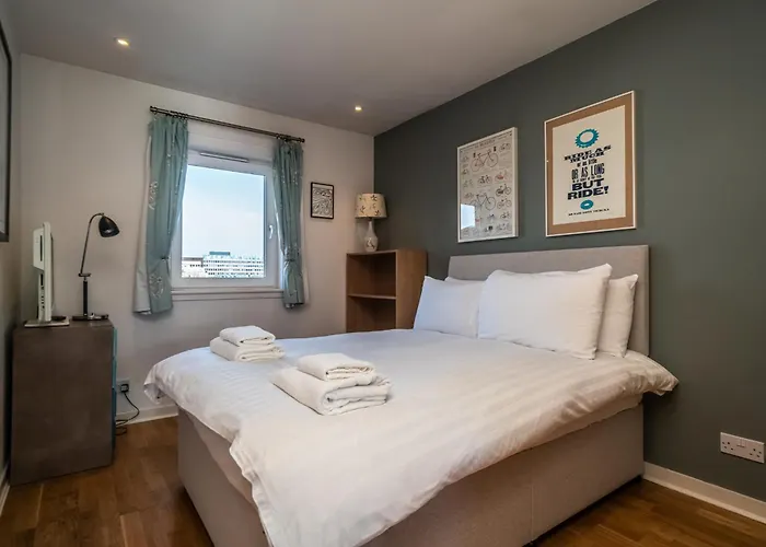 Bright Floor Haven Modern 2br In - Pass The Keys Apartment *