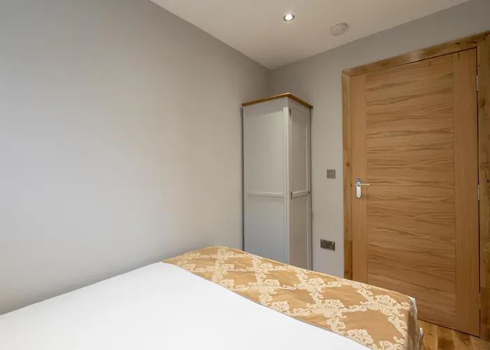 Elegant Stockbridge 3 Bdrm On The Canal Apartment *