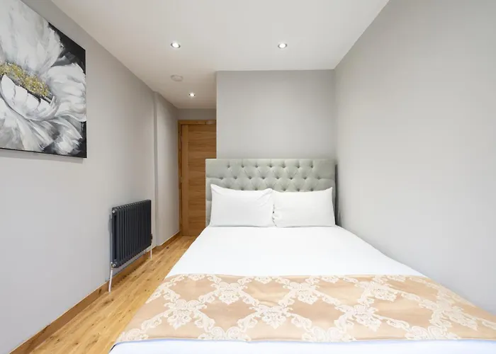 Elegant Stockbridge 3 Bdrm On The Canal *