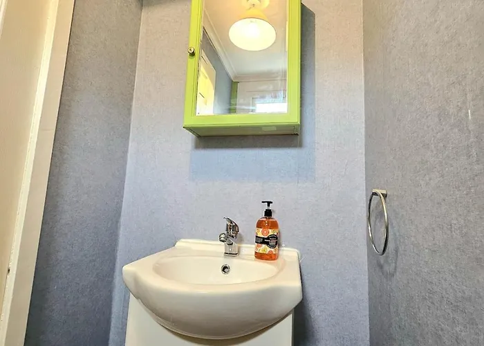 Apartment Stylish & Spacious 4 Bedroom House *