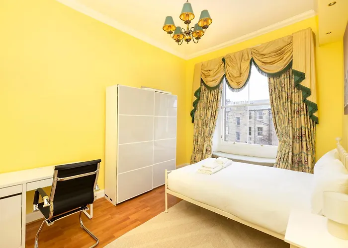Stylish Southside Flat Near Old Town Edinburgh