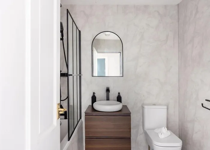 Bnbnova - 2br - West End - Near Castle Apartment *