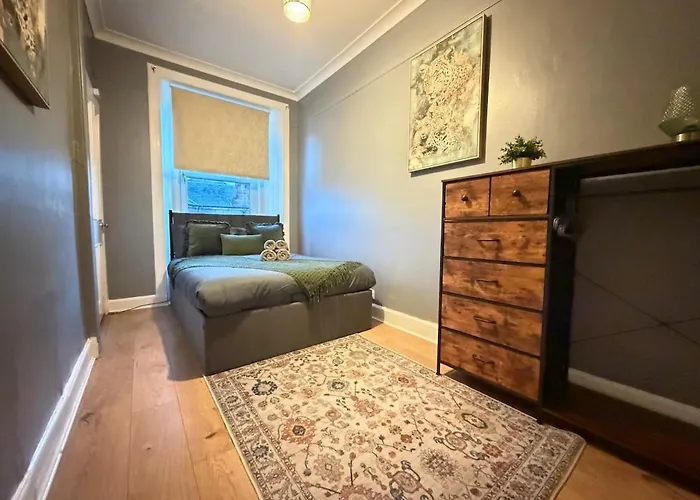 Apartment 2 Bedroom Flat Near Centre