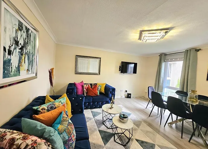 Stylish & Spacious 4 Bedroom House Apartment