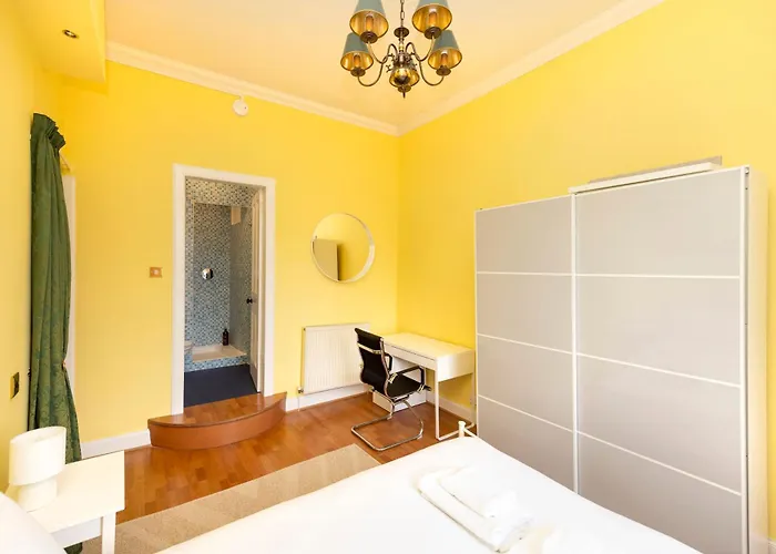 Stylish Southside Flat Near Old Town Edinburgh