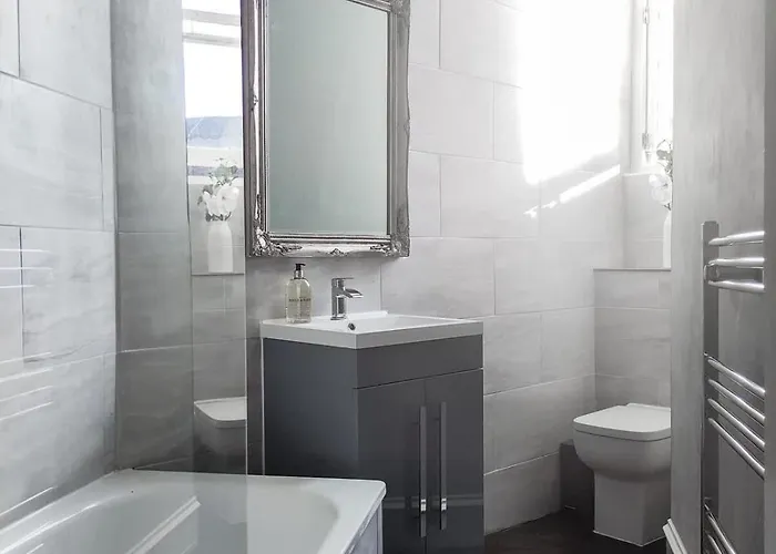 Beautiful Georgian New Town 2 Bed Apartment *