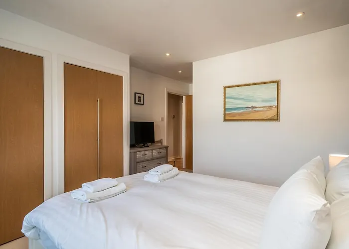 Apartment Bright Floor Haven Modern 2br In - Pass The Keys