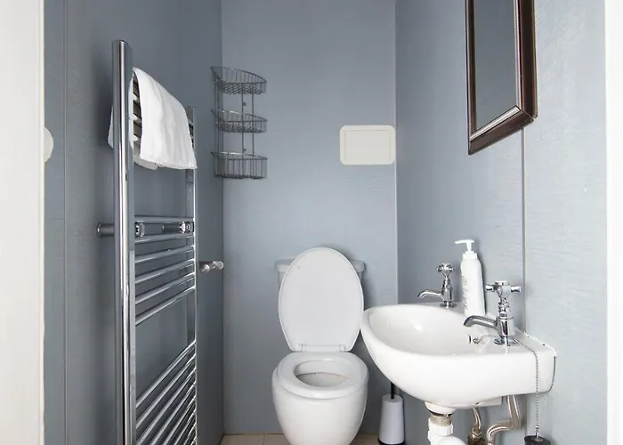 4 Bdrm Cosy By The Meadows Apartment *