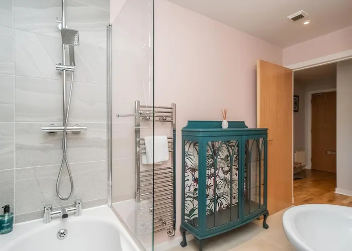 Bright Floor Haven Modern 2br In - Pass The Keys Apartment