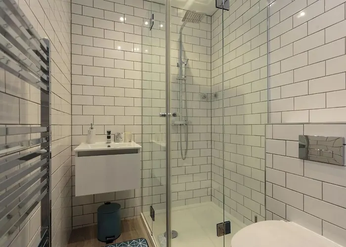 Old Town Modern Retreat - Near The Castle Apartment