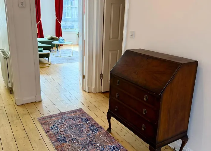 Luxurious Victorian 3 Bed Flat In The Heart Of Apartment