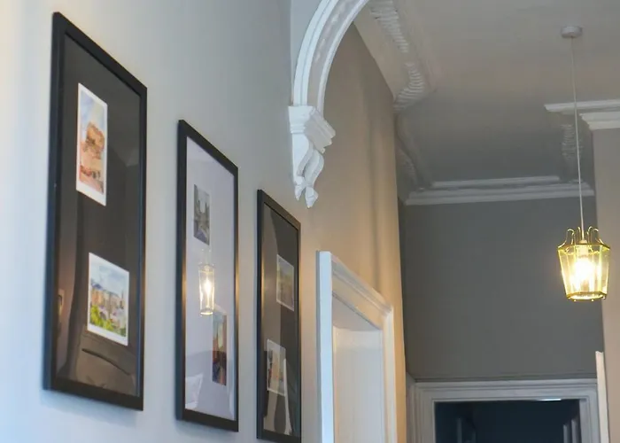 The Fetlock At Hill Square Apartment *