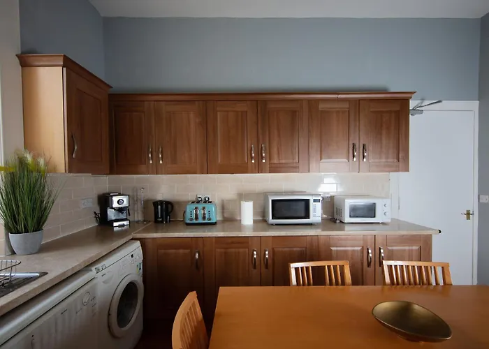 4 Bdrm Cosy By The Meadows Apartamento *