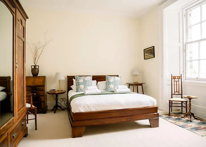 1 Bedroom In Historic Georgian Townhouse Apartment Edinburgh