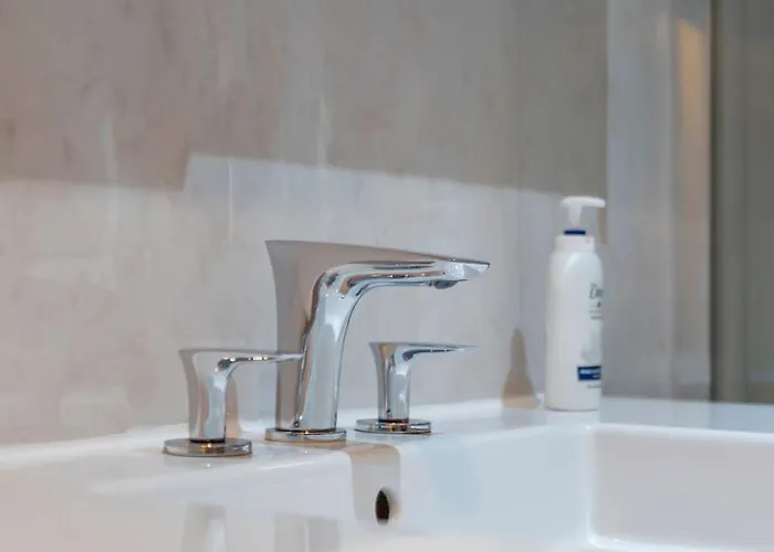 Apartment Gardners Crescent Edinburgh