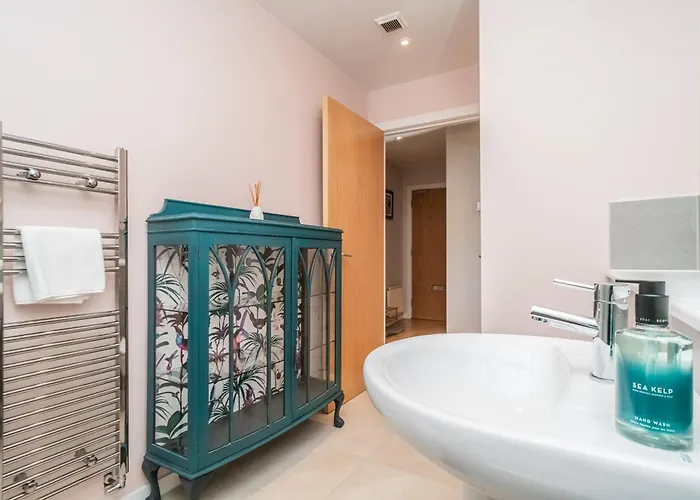Apartment Bright Floor Haven Modern 2br In - Pass The Keys