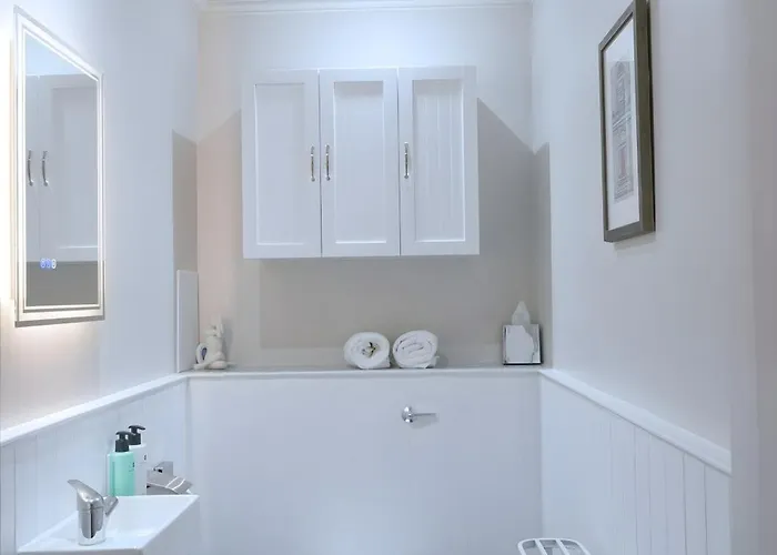 The Fetlock At Hill Square Apartment