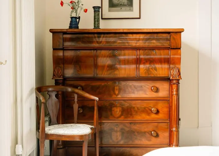 1 Bedroom In Historic Georgian Townhouse Apartment