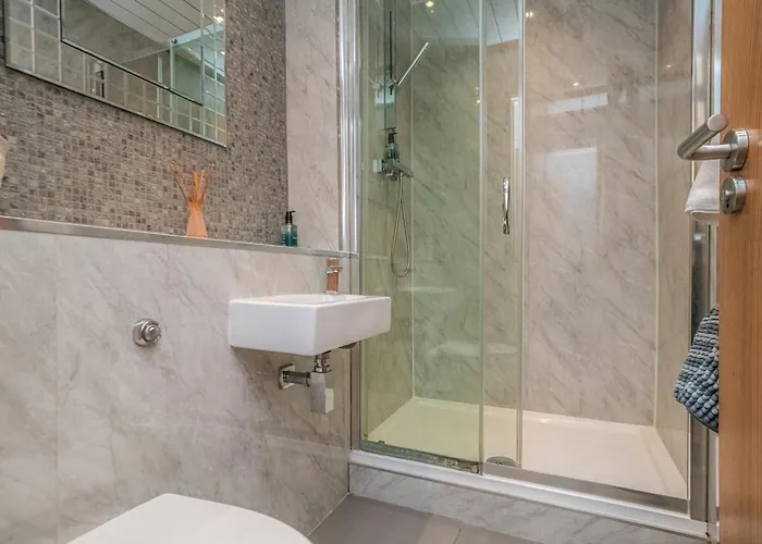 Bright Floor Haven Modern 2br In - Pass The Keys Apartment *
