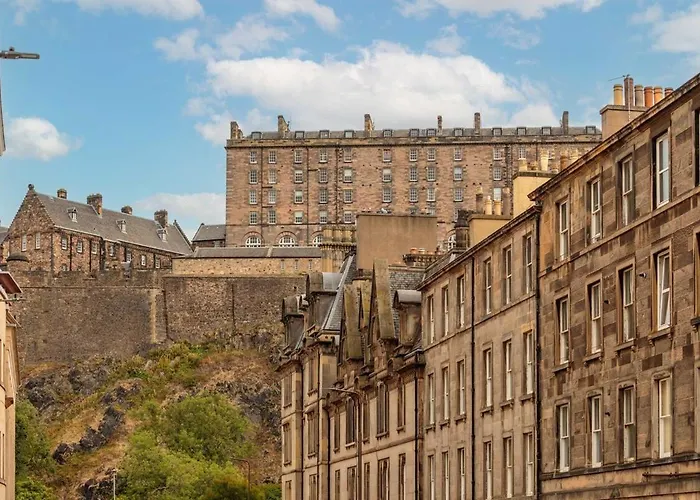 Old Town Modern Retreat - Near The Castle Apartment *