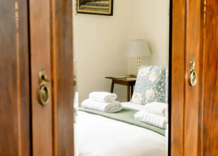 1 Bedroom In Historic Georgian Townhouse Apartment *