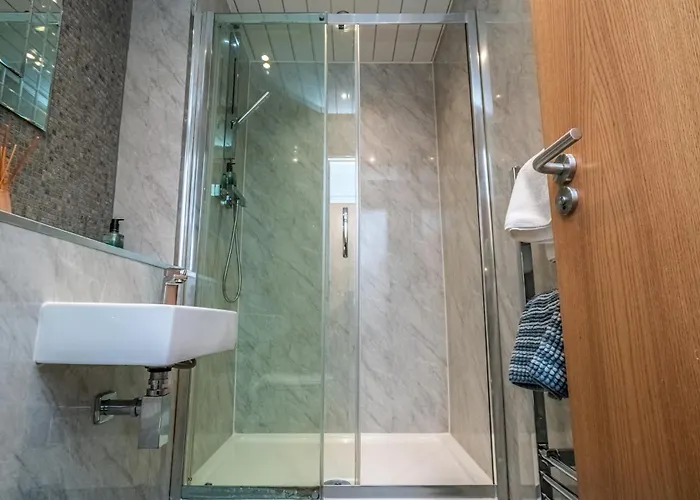 Bright Floor Haven Modern 2br In - Pass The Keys *