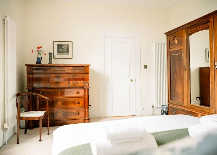 Apartment 1 Bedroom In Historic Georgian Townhouse