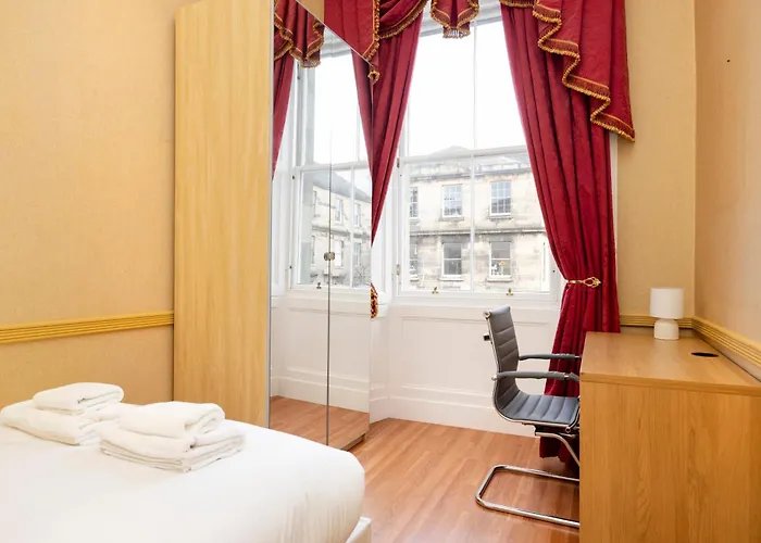 Stylish Southside Flat Near Old Town Apartment