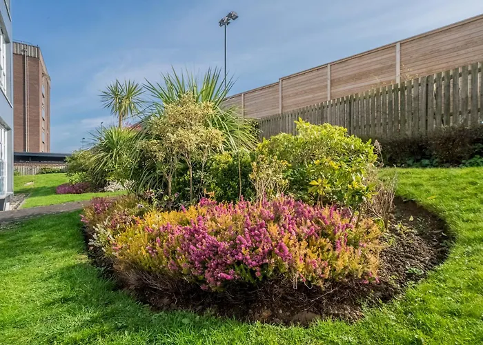 Bright Floor Haven Modern 2br In - Pass The Keys