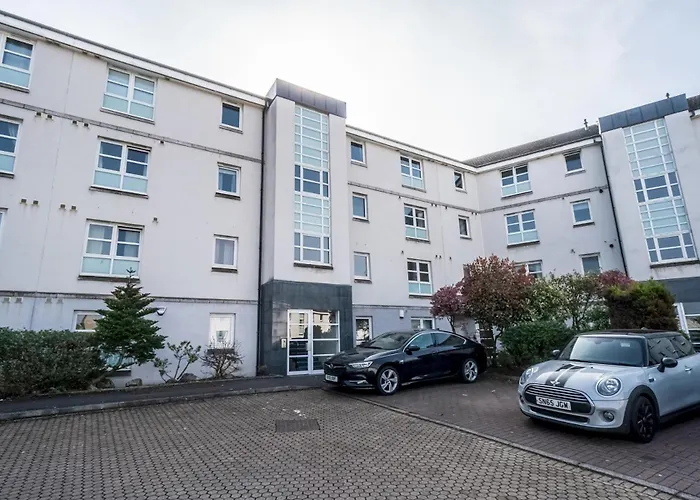 Bright Floor Haven Modern 2br In - Pass The Keys Apartment