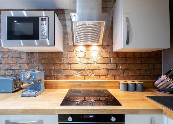 Elegant Stockbridge 3 Bdrm On The Canal *