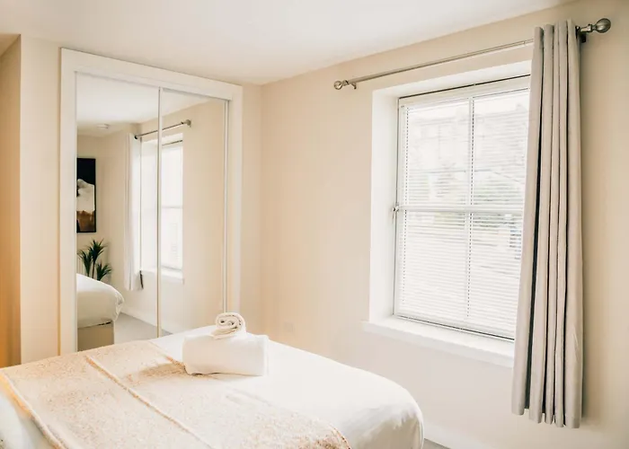 Modern 2 Bed With Parking * Edinburgh