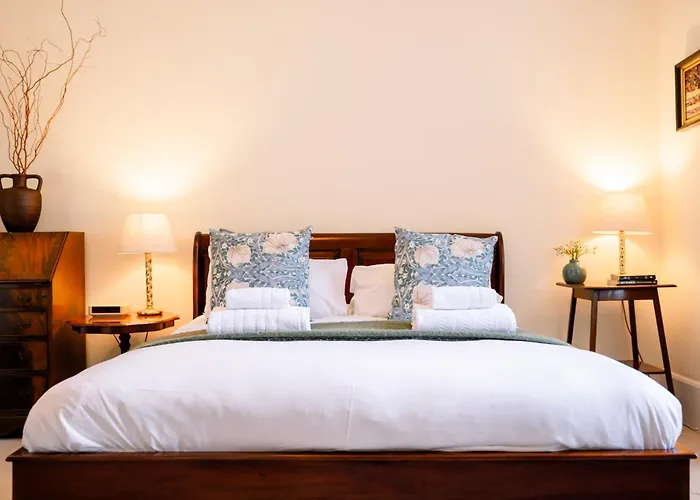 1 Bedroom In Historic Georgian Townhouse *