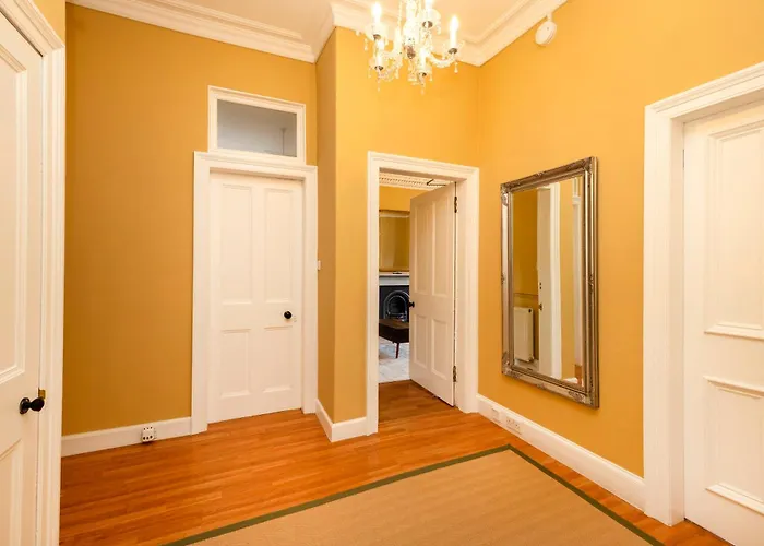 Stylish Southside Flat Near Old Town Apartment