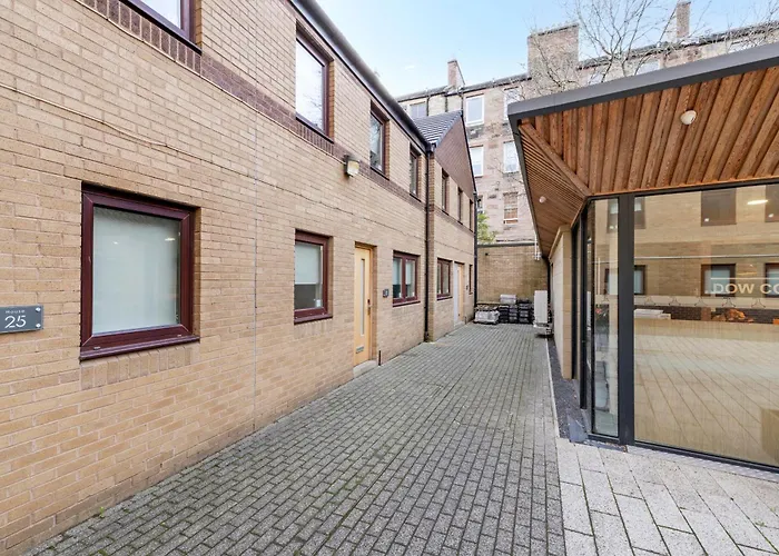 Meadow Court Apartment *
