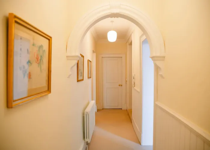 Apartment 1 Bedroom In Historic Georgian Townhouse