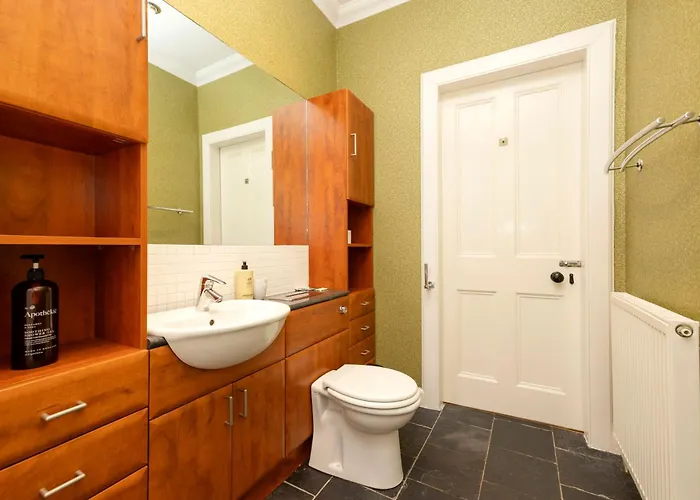 Stylish Southside Flat Near Old Town
