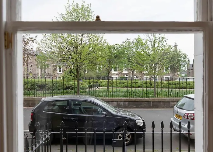 Gardners Crescent Apartment *