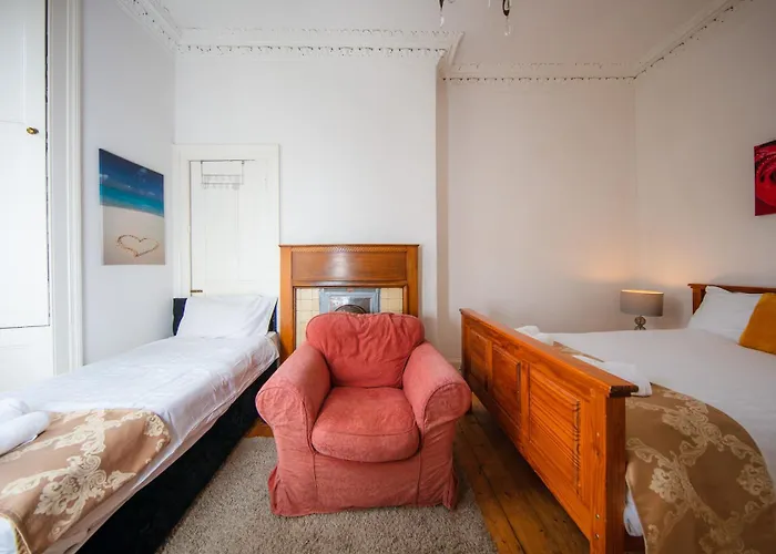 4 Bdrm Cosy By The Meadows Apartment *