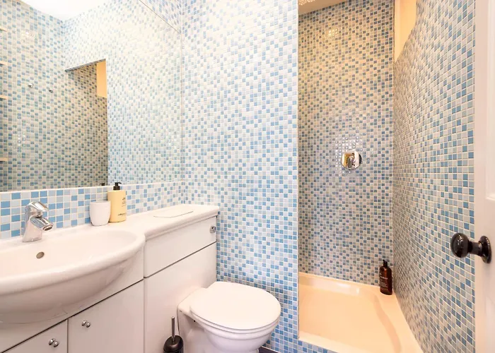 Stylish Southside Flat Near Old Town