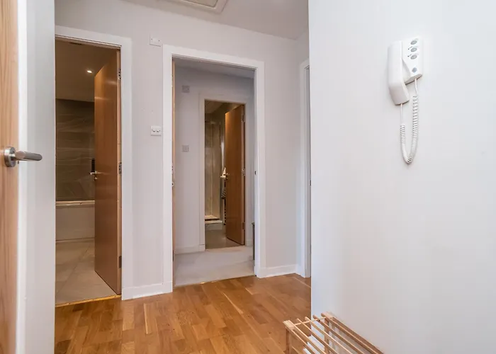 Bright Floor Haven Modern 2br In - Pass The Keys Apartment