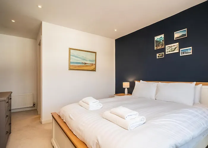 Bright Floor Haven Modern 2br In - Pass The Keys Edinburgh