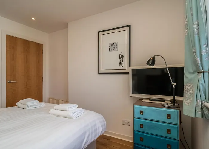Bright Floor Haven Modern 2br In - Pass The Keys Apartment