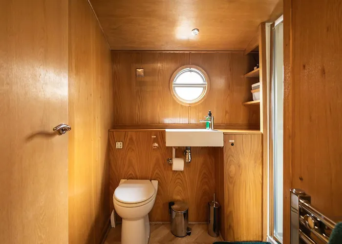 - Houseboats 4*