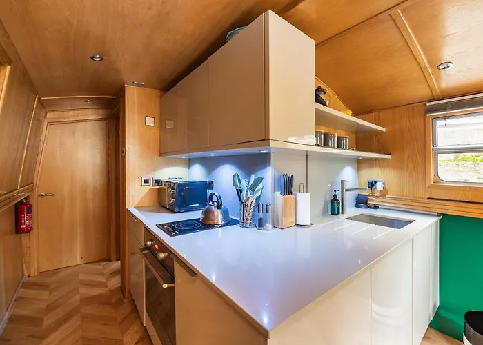 - Houseboats 4*
