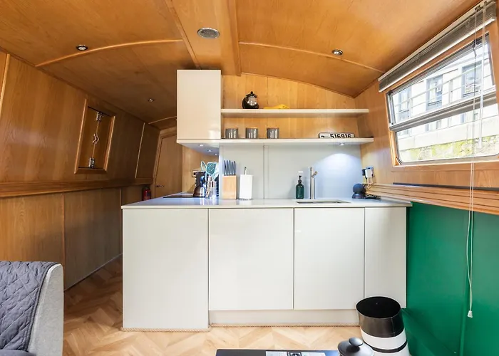 - Houseboats Ботель