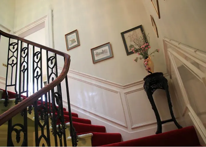 A Georgian Nocleg ze śniadaniem 4*