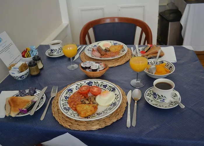 Dene Guest House, New Town 3*